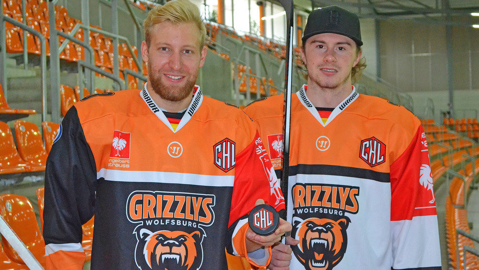 Felix Brückmann und Fabio Pfohl präsentieren die Champions Hockey League Trikots 2016-2017.