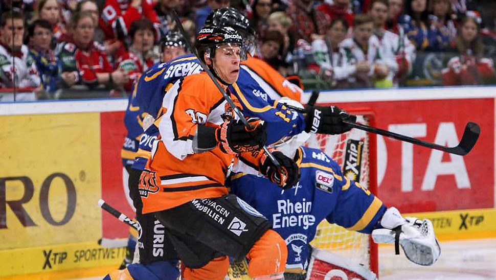Viel Arbeit, kein Ertrag: Grizzlys-Kapitän Tyler Haskins im Kampf vor dem Kölner Tor. | Bild: ISPFD.