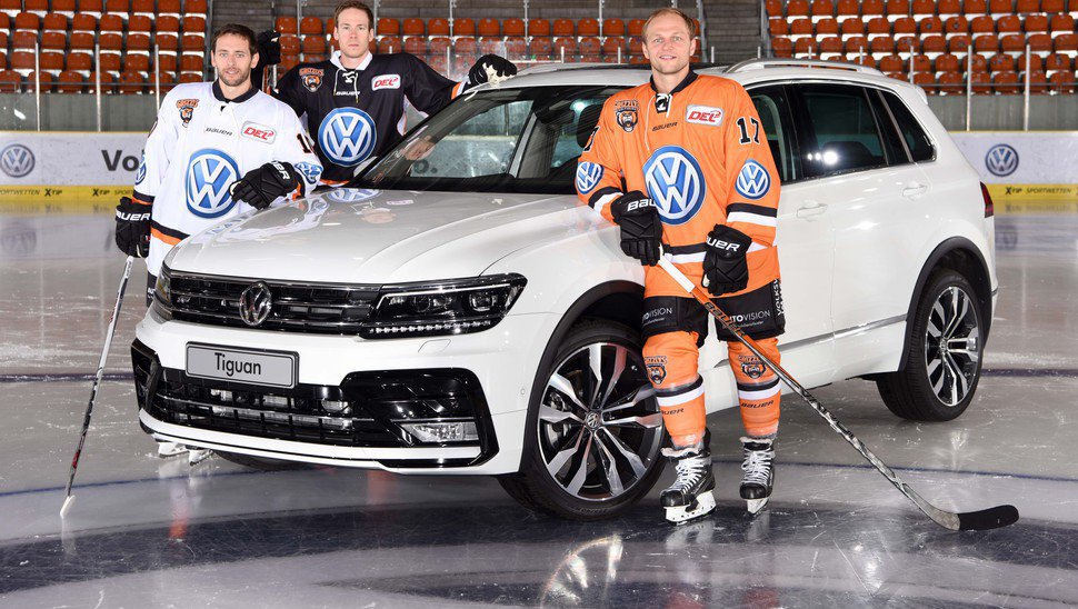 Die Grizzlys Jeremy Dehner, Tyler Haskins und Sebastian Furchner (v.l.n.r.) posieren in der Eis Arena vor dem neuen Tiguan. Bild: City-Press.