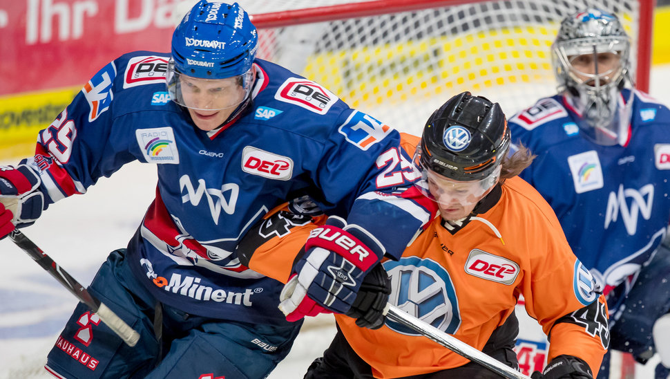 Dennis Reul agierte gewohnt hart. Am Ende setzte sich Mannheim gegen Wolfsburg durch. Bild: Sörli Binder.