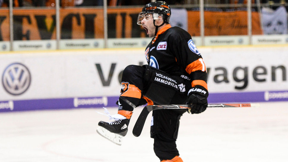 Brent Aubin jubelt nach seinem Tor zum 2:0. Bild: CP24.