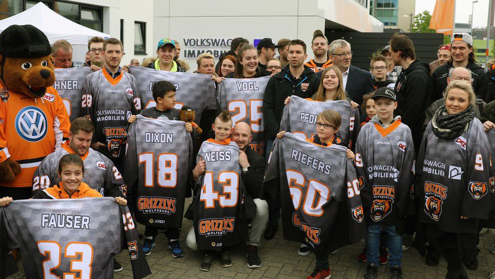 Die Aufwärmtrikots von Volkswagen Immobilien erfreuen sich immer großer Beliebtheit.