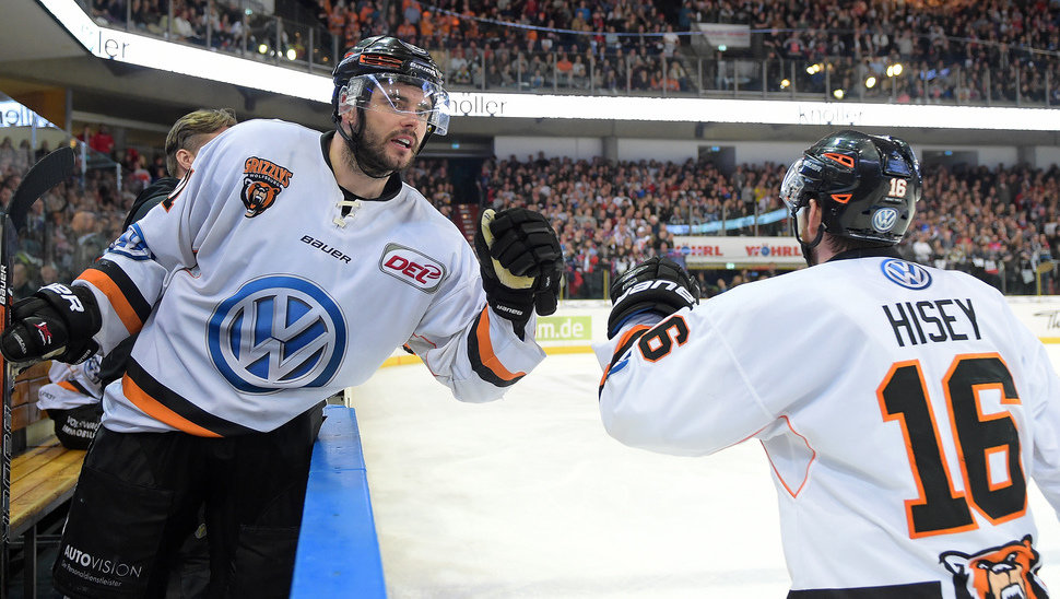 Check! Brent Aubin und Rob Hisey bejubeln einen Treffer aus Spiel drei, welches die Grizzlys gewinnen konnten.