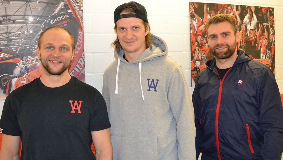 Sebastian Furchner, Alex Weiß und Gerrit Fauser präsentieren einige Fashion-Artikel von WOLDO ATHLETIC.