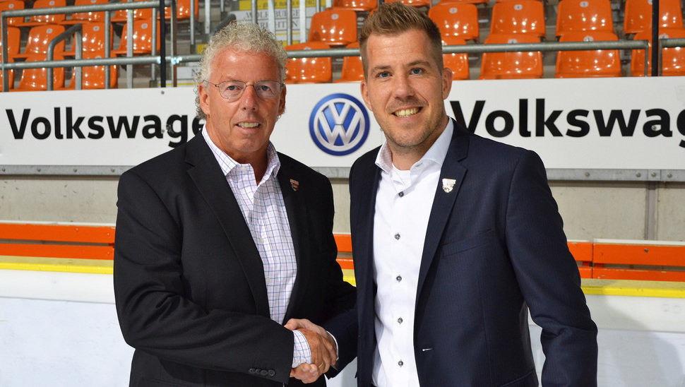 Simon Drühmel wurde bei seinem Amtsantritt von Sportdirektor und Geschäftsführer Charly Fliegauf herzlich begrüßt.