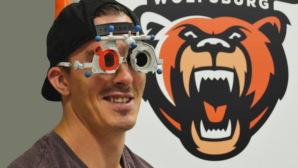 Grizzlys-Stürmer Tyson Mulock beim Sehtest. Der Angreifer gehört zu den Brillenträgern im Team.