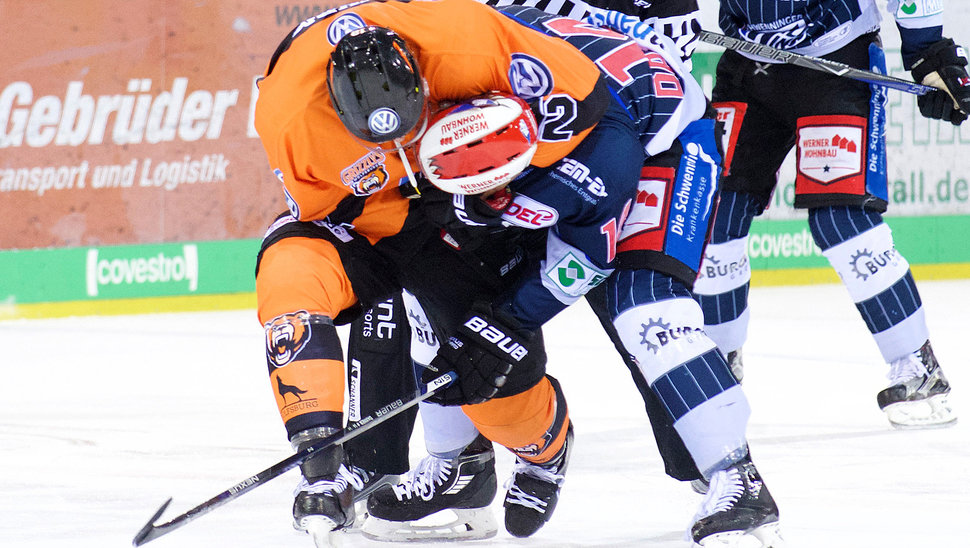 Armin Wurm ringt in dieser Szene Ex-Grizzly Simon Danner nieder. Bild: Jens Hagen.