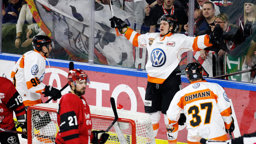 Alex Weiß jubelt über sein Tor zum 2:1. Auch Marcel Ohmann traf bei seiner Rückkehr. Bild: Andreas Dick.