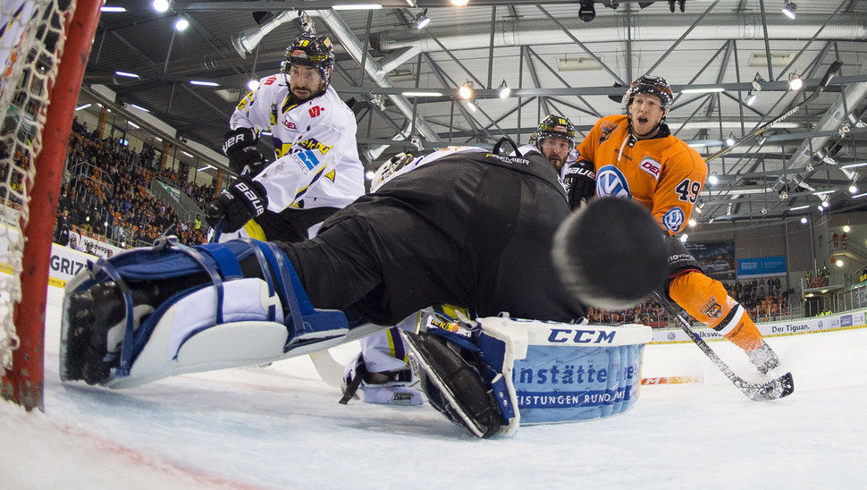 Mark Voakes traf im ersten Heimspiel gegen Krefeld. Am Ende hieß es 3:0 für die Grizzlys.