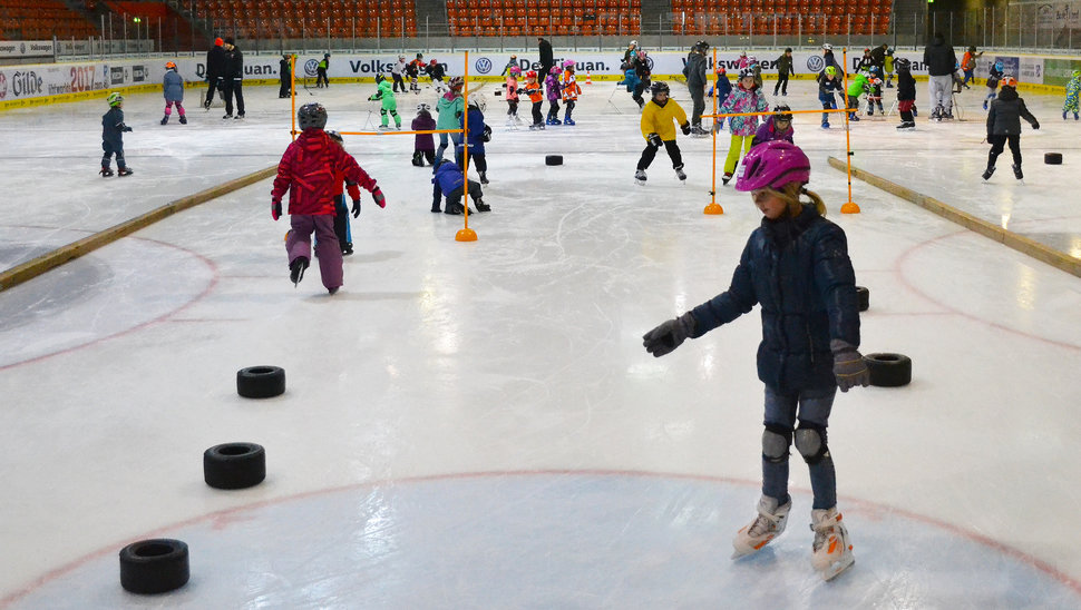 Rund 80 Kids tummelten sich beim vierten Kids Hockey Day in der Eis Arena.