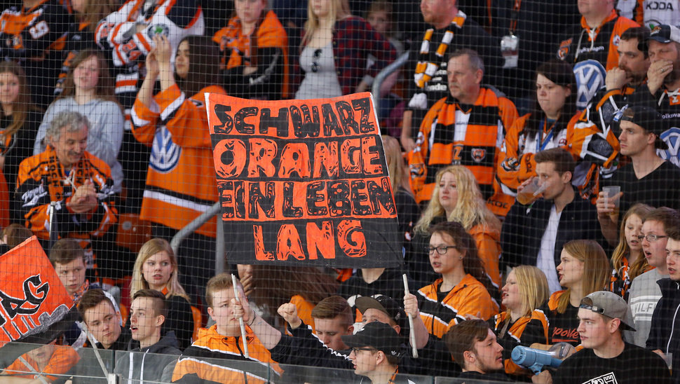 Voller Vorfreude: Die Grizzlys-Fans sind heiß auf die neue Saison. Der Dauerkartenverkauf läuft bislang sehr gut.
