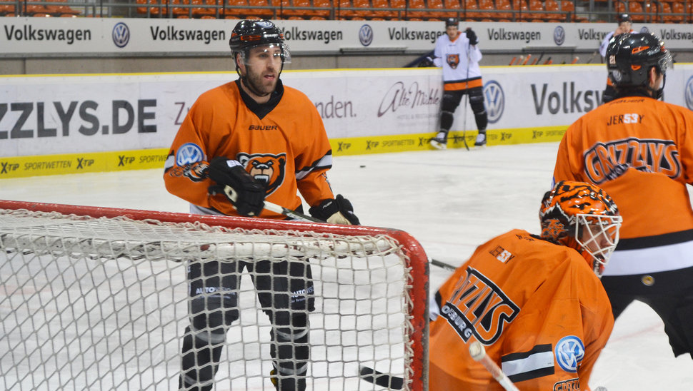 Nick Jphnson stand bereits einen Tag nach seiner Verpflichtung mit dem Team auf dem Eis.