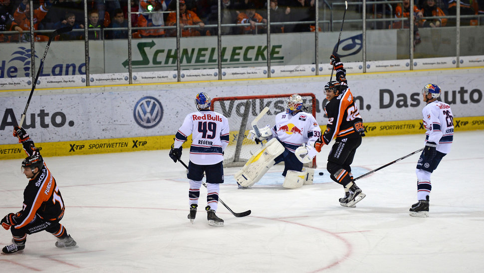 Sebastian Furchner (links) und die Grizzlys bekommen es am Freitag mit dem aktuellen Spitzenreiter zu tun.