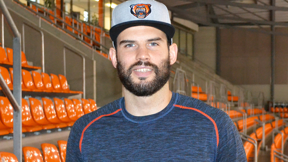 Das neue Flat-Cap (erhältlich im Fan Shop) steht Neuzugang Stephen Dixon bereits ausgezeichnet.