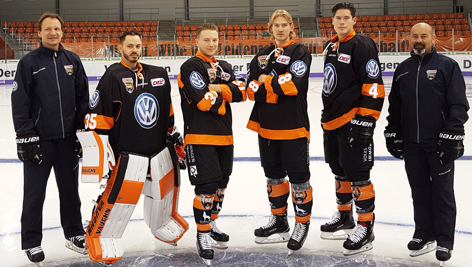 Pavel Gross und Danny Naud umrahmen die Neuzgänge Jerry Kuhn, Marcel Ohmann, Torsten Ankert und Alex Roach (von links).