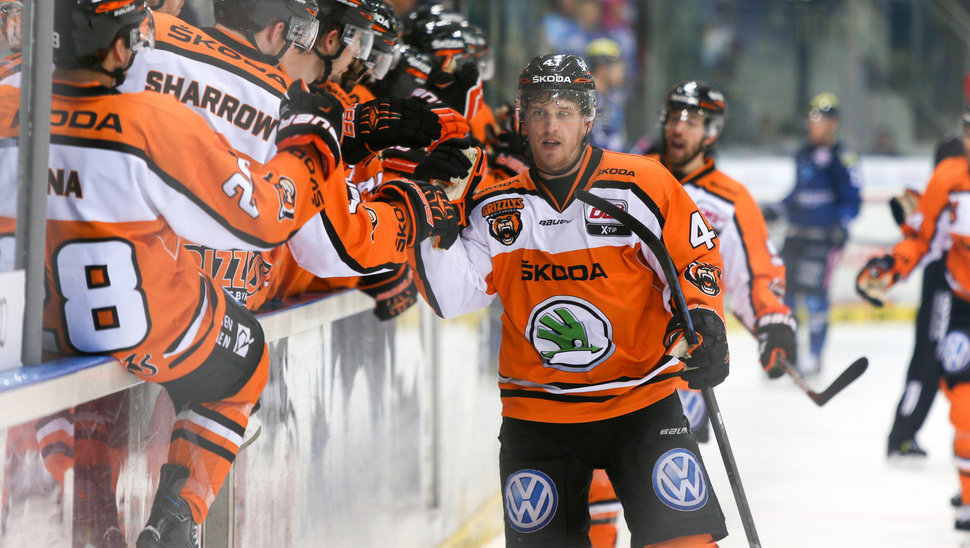 Tim Hambly und die Grizzlys jubeln über den Treffer zum 2:0. | Bild: Jürgen Meyer | www.kbumm.de.