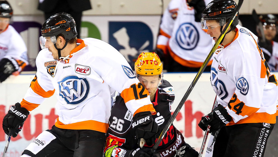 Armin Wurm (links) und Alex Karachun (rechts) im Duell mit einem Bremerhavener Stürmer. Bild: Sven Peter.