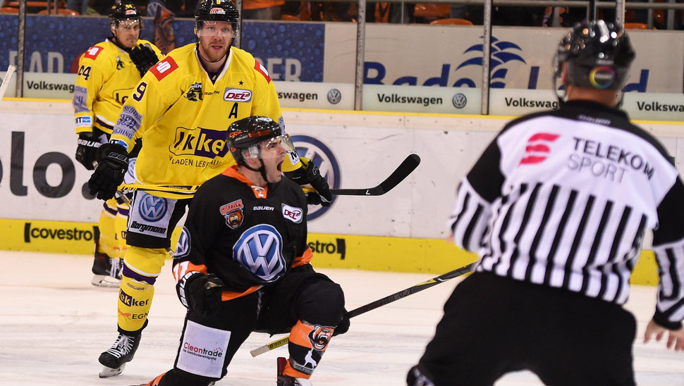 Brent Aubin jubelt über sein Tor zum 1:2. Am Ende stand ein 3:2-Erfolg der Grizzlys. Bild: CP24.