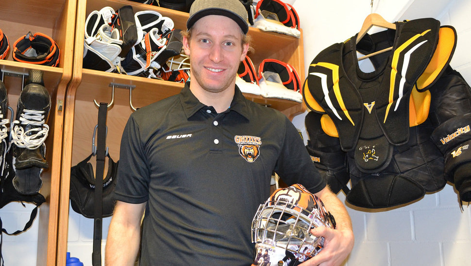 Goalie Felix Brückmann präsentiert seine Maske. Diese gibt es aktuell im Internet zu ersteigern.