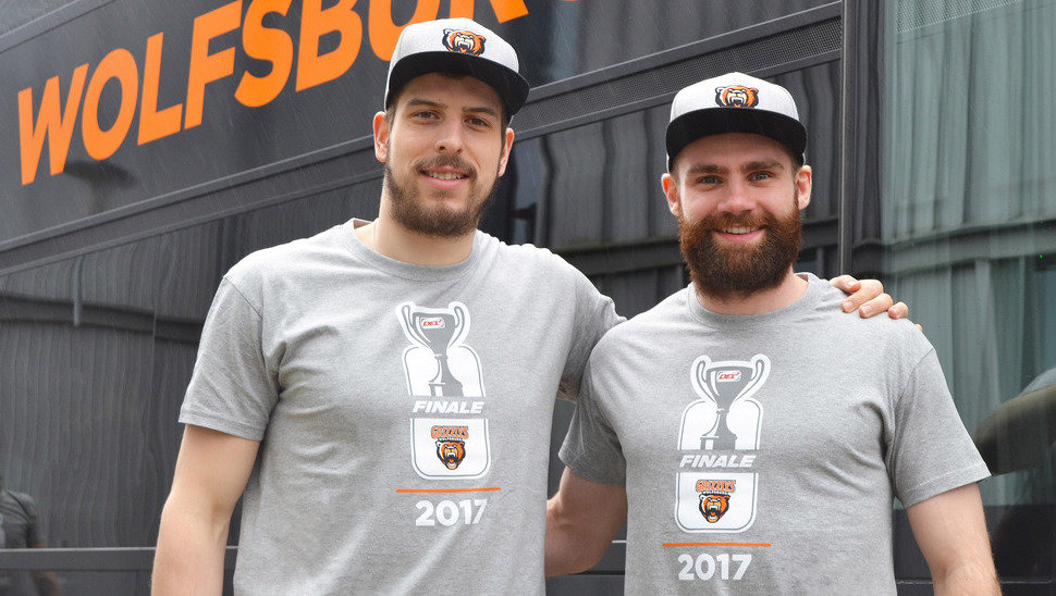 Die Flat-Cap sowie das offizielle Shirt zur Finalserie gibt es ab sofort im Fan Shop an der Eis Arena.