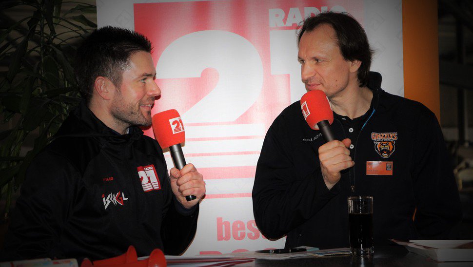 Lockerer Talk beim Netzwerktreffen: Radio-21-Sportexperte Stephan Hox im Gespräch mit Grizzlys-Cheftrainer Pavel Gross.