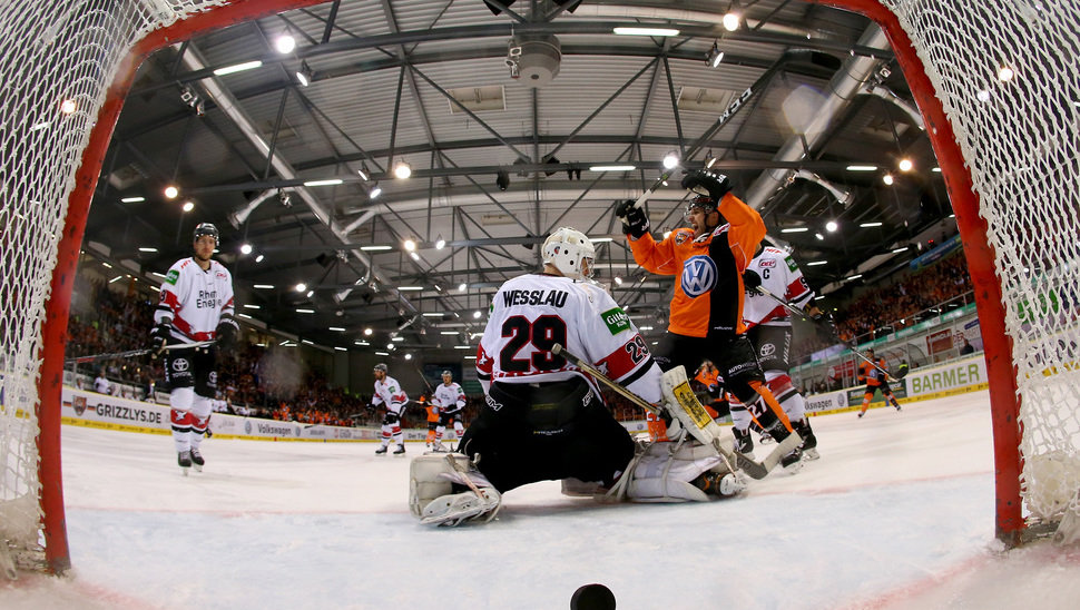 Nick Johnson bejubelt den ersten Treffer der Grizzlys. Jeff Likens hatte abgezogen. Bild: Citypress24.