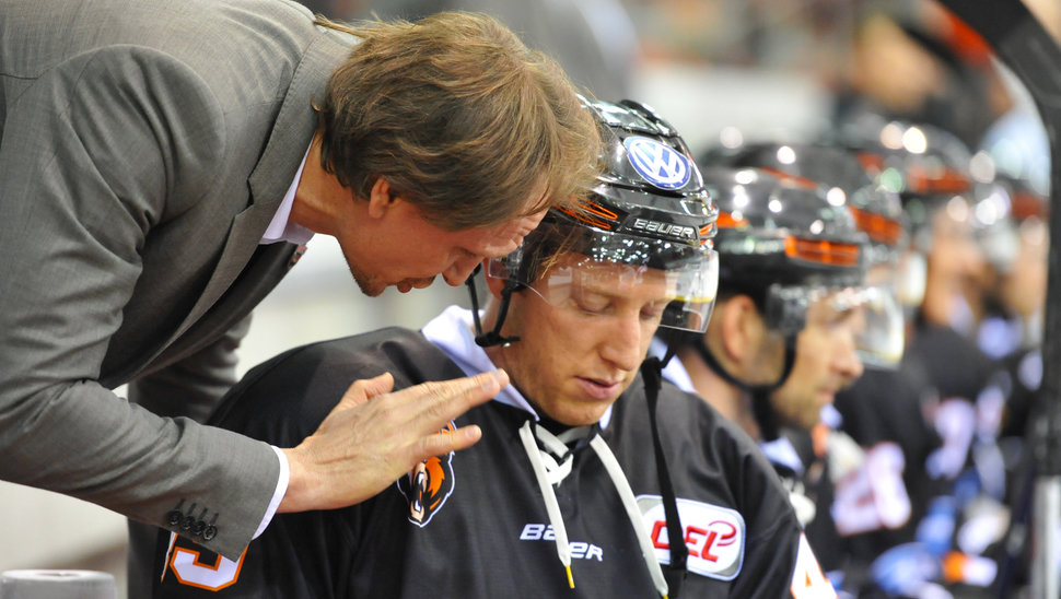 Gut von ihrem Cheftrainer instruiert gehen die Grizzlys in das erste Spiel nach der Pause. Bild: Citypress24.