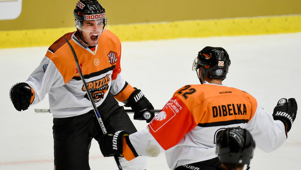 Die Grizzlys (hier: Top-Scorer Brent Aubin) wollen auch im Sechzehntelfinale gegen Zürich wieder jubeln. | Bild: Getty.