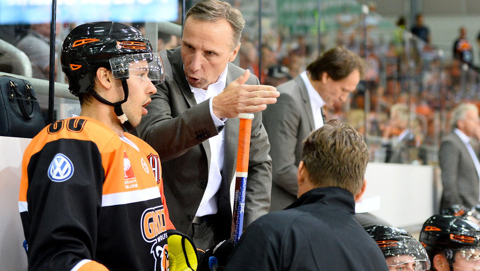Grizzlys Co-Trainer Miloslav Horava instruiert Philip Riefers. Der Tscheche kennt den kommenden CHL-Gegner bestens. | Bild: Citypress24.