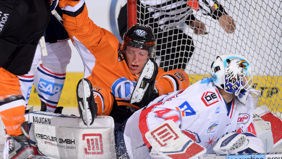 Mark Voakes traf im ersten Heimspiel dieser Saison gegen die Adler gleich doppelt.