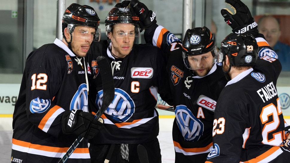 Mitfiebern, mitjubeln: Mit der neuen Dauerkarte gibt es alle 26 DEL-Heimspiele und zusätzlich drei Partien der CHL.