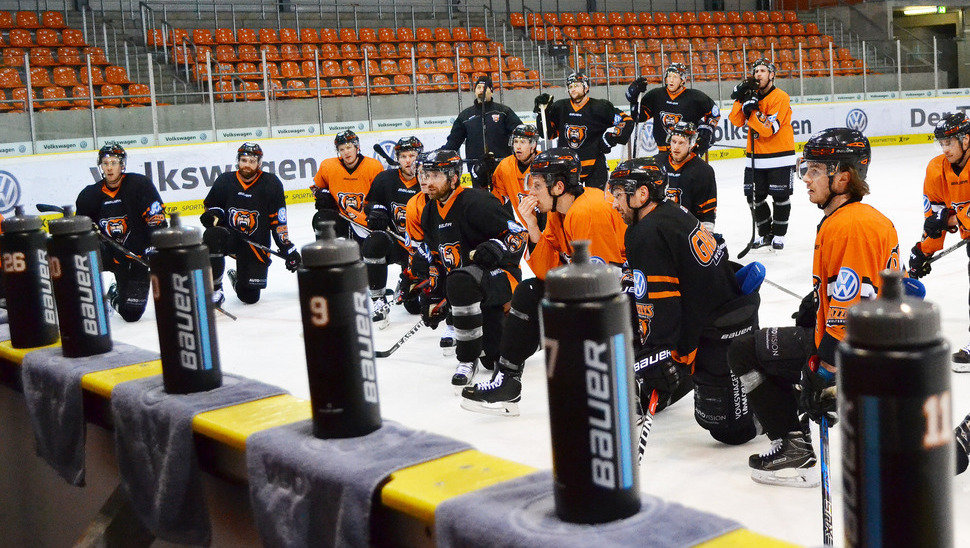 Hochkonzentriert gingen die Grizzlys am Mittwoch beim Training zu Werke. Bild: Emma Furchner.