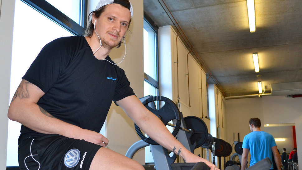 Letzten Montag erst operiert, knapp eine Woche später schon wieder im Training: Grizzlys-Stürmer Alex Weiß.