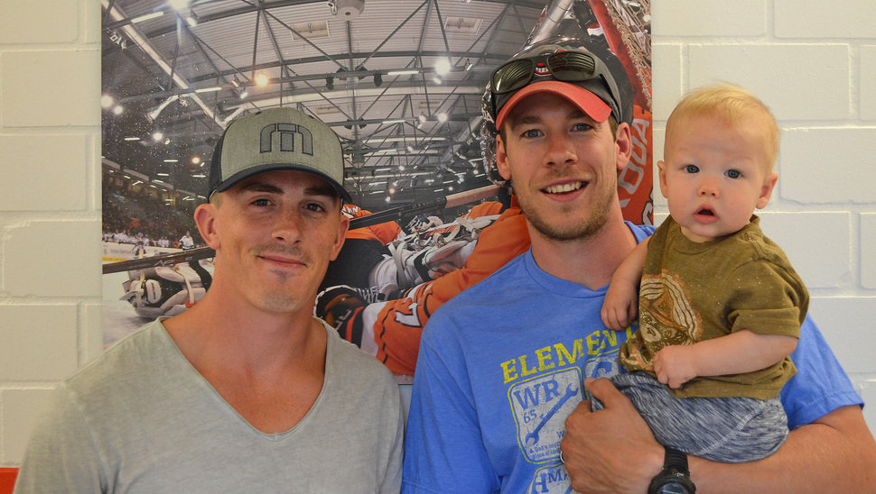 Stürmer Tyson Mulock und Grizzlys-Kapitän Tyler Haskins, mit Söhnchen Cody auf dem Arm, sind wieder in Wolfsburg angekommmen.