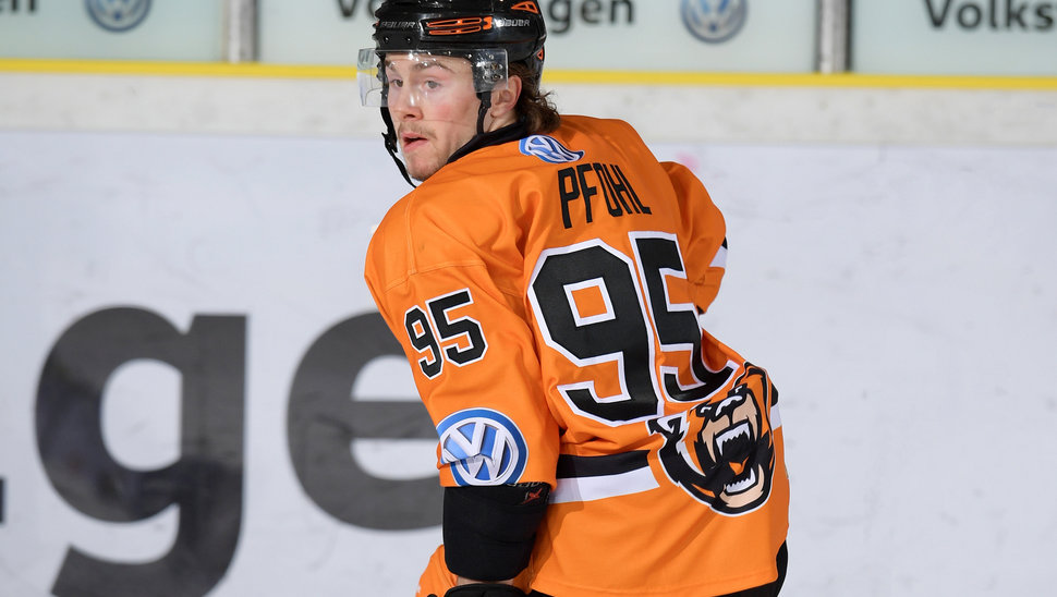 Fabio Pfohl und die Grizzlys wollen am Freitag in Augsburg bestehen.