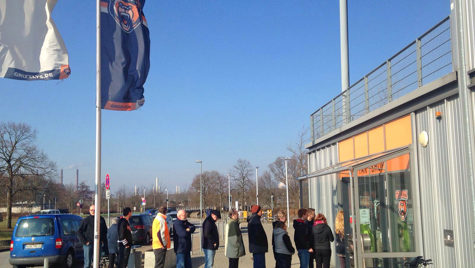 Die Grizzlys-Fans wollten am Mittwoch keine Zeit verlieren und sich direkt ihre Tickets für das Viertelfinale sichern.