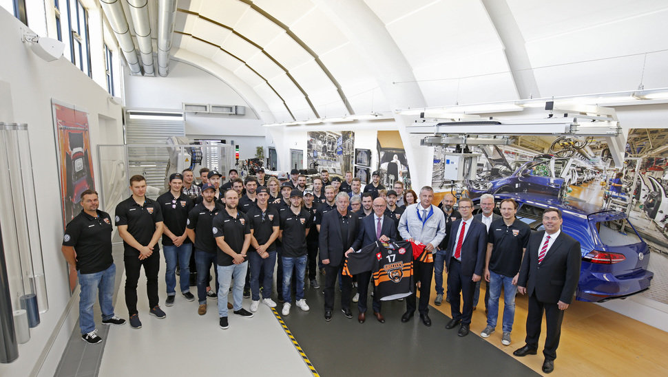 Trikotgeschenk der Grizzlys an das Volkswagen Werk Wolfsburg (Reihe vorne v.l.: K-H.Fliegauf, Dr. T.Steg, Dr. S.Loth, K.Mohrs, P.Gross, B.Rumpel)