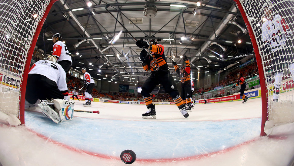 Drin! Die Grizzlys bejubeln in dieser Szene den Führungstreffer zum 1:0 durch Gerrit Fauser. Bild: Gettyimages.