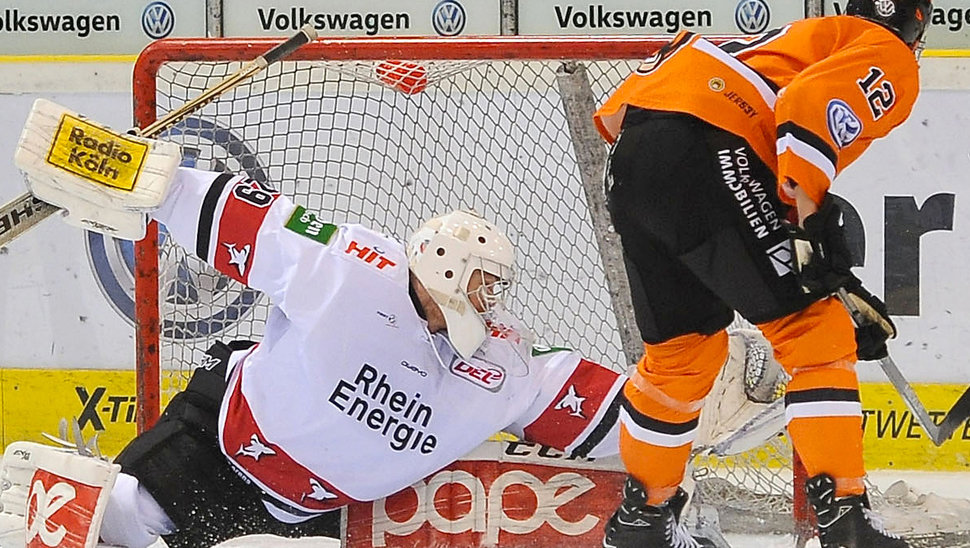 Gustav Wesslau entschärft in dieser Szene einen Penalty von Grizzlys-Verteidiger Armin Wurm.