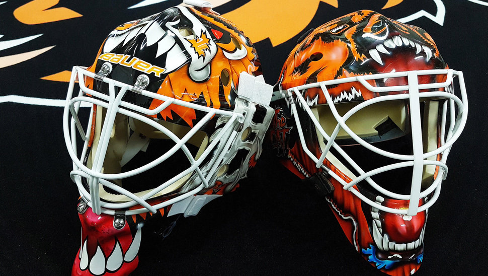 Die Masken der beiden Grizzlys-Goalies Jerry Kuhn (links) und Felix Brückmann (rechts).
