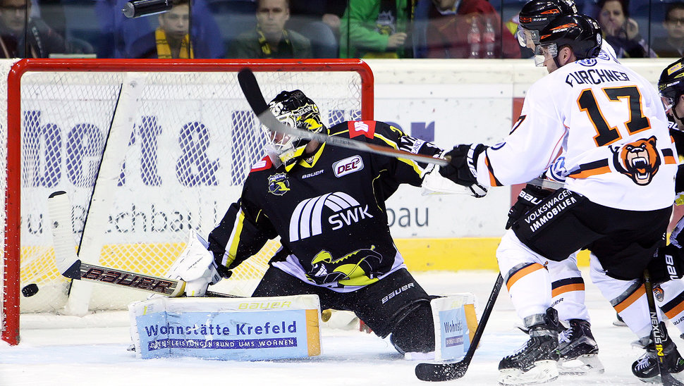 Drin: Die Grizzlys konnten sich im ersten Spiel in der Verlängerung mit 4:3 in Krefeld durchsetzen.